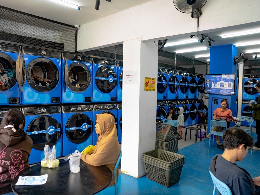 Suasana outlet O2 Laundry saat beroperasi